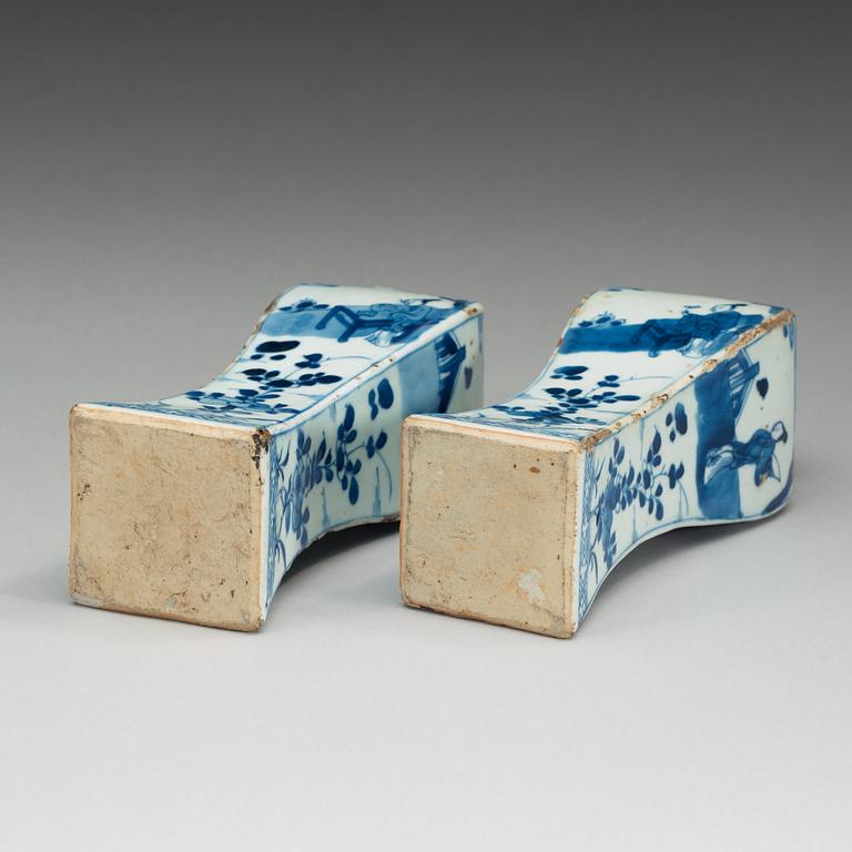 A pair of blue and white transitional vases, 17th Century.