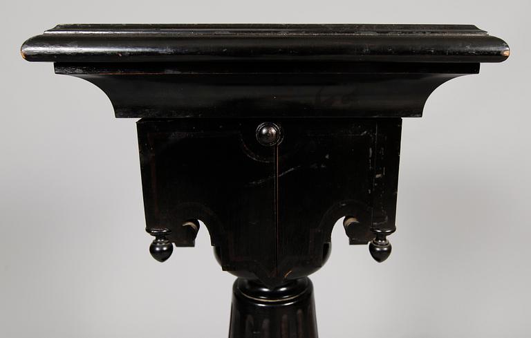 PIEDESTAL, nyrenässans, sent 1800-tal.