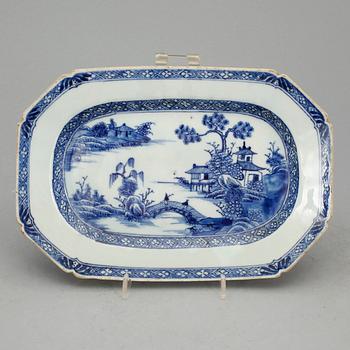 STEKFAT, porslin, Kina, Qing dynastin, (1735-1796).