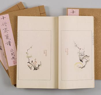 A book with wood block prints, four volumes. "Shi zhu zhai jian pu av Hu Zhengyan.