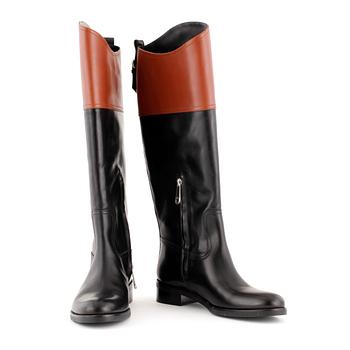 370. BALLY, a pair of black and brown leather boots. Size 39.