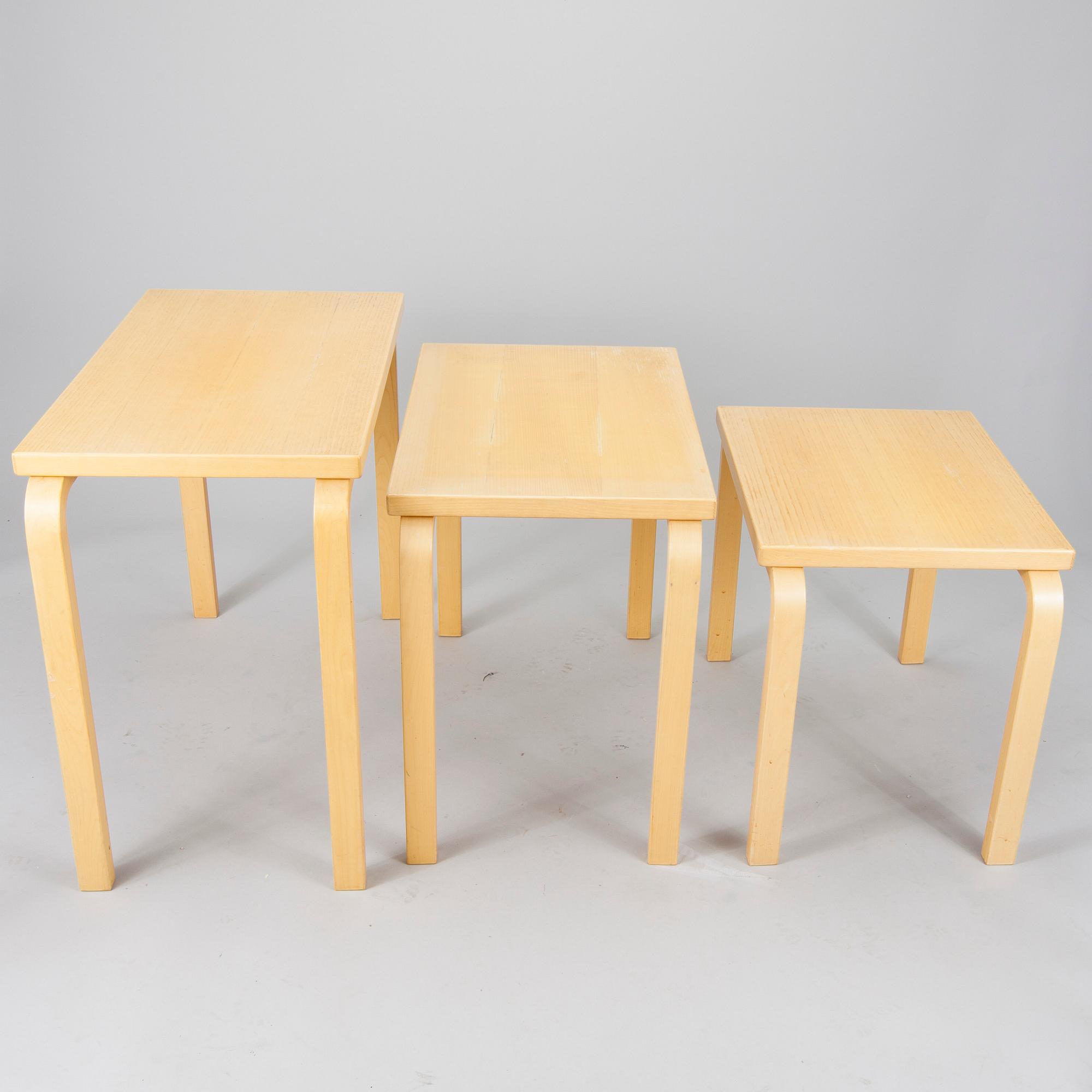 SARJAPÖYTÄ, 3 osaa, malli 88 A, Alvar Aalto, Artek 1970-luku.