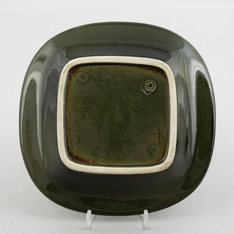 Lisa Larson, askfat och väggrelief ur serien "Harlekin" och ljusstake ur serien "Advent", Gustavsberg.