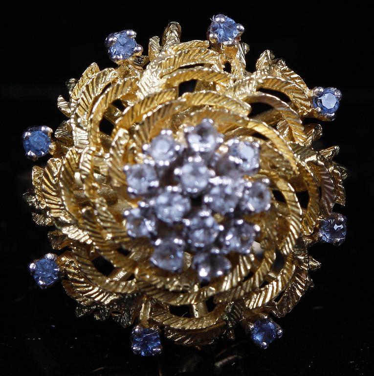 RING, 14k guld med vita och blå stenar.