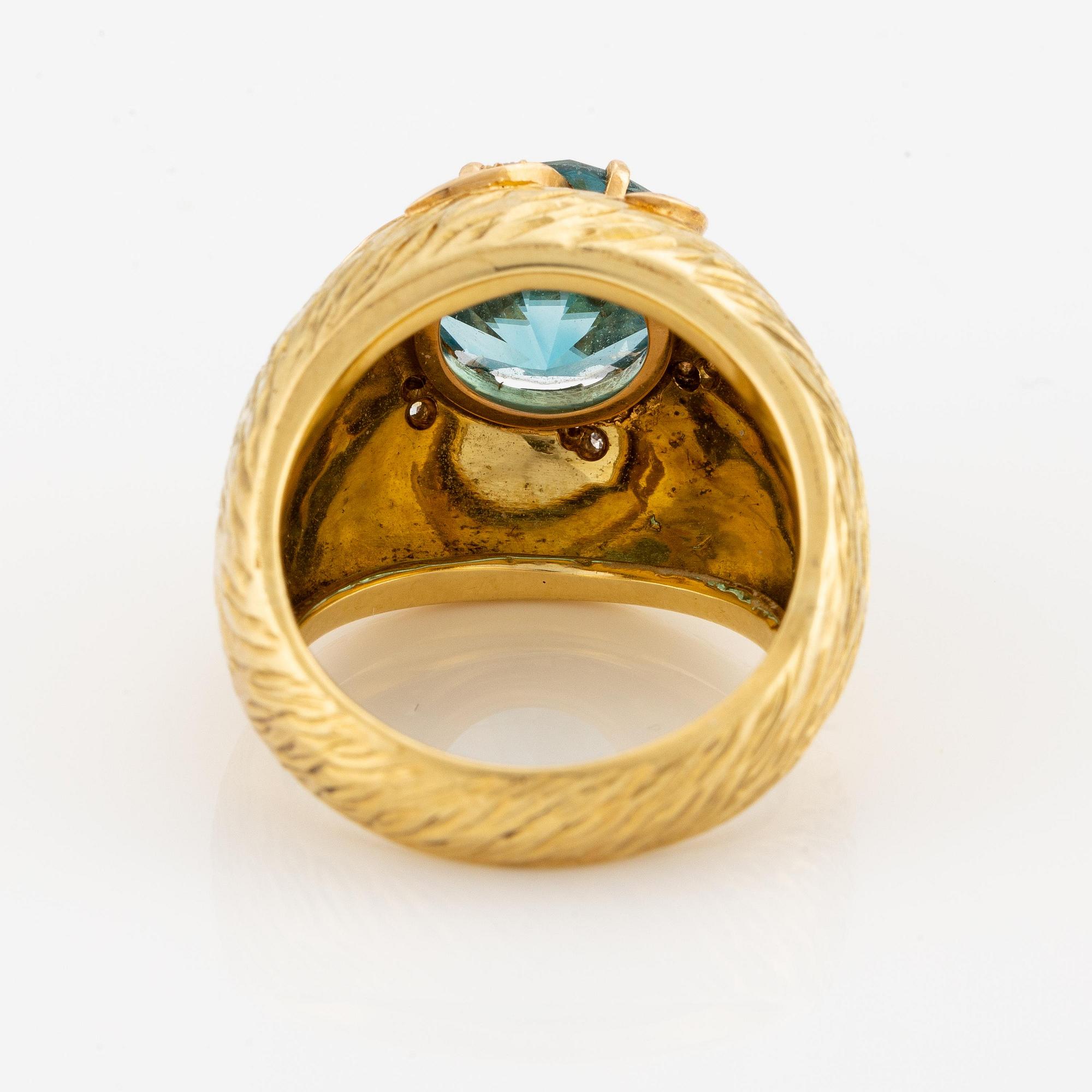 Ring in 18K gold with a blue faceted zircon and eight-cut diamonds.