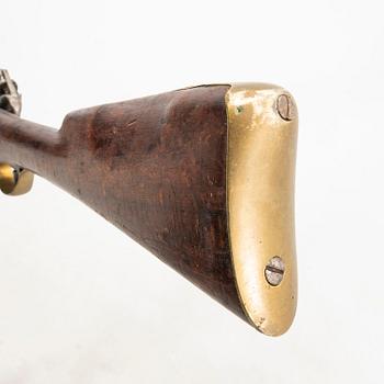 Flintlåsgevär, svenskt, reparationsmodell, tillbakaändrat slaglås.