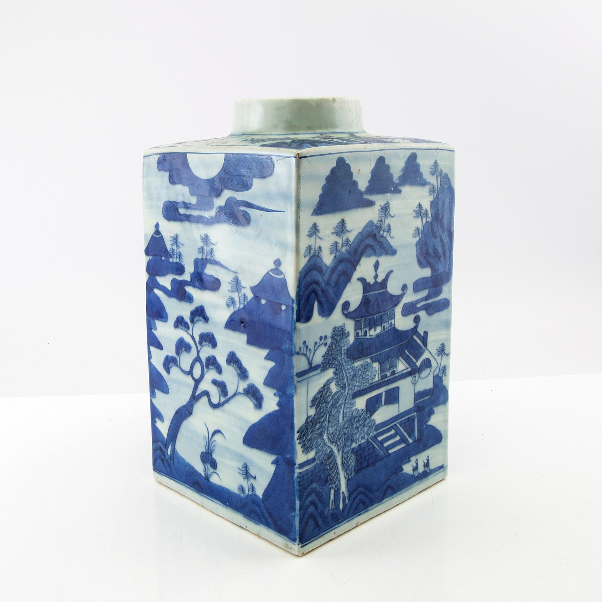 A large tea caddy, China, 19th century.