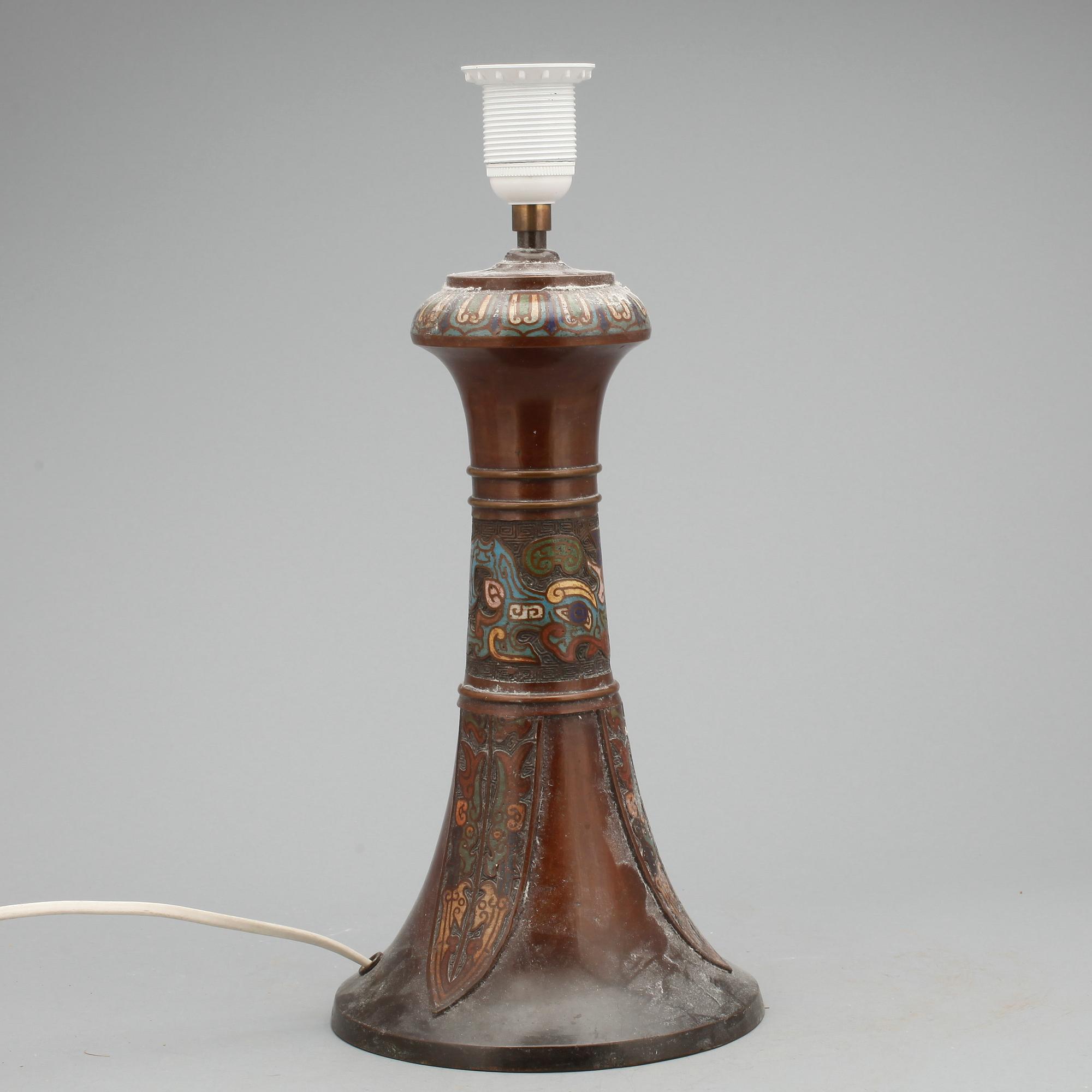 BORDSLAMPA. Cloisonné, brons. Kina, 1900-tal.