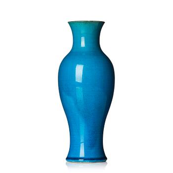 880. A turquoise glazed vase, Qing dynasty, Kangxi (1662-1722).
