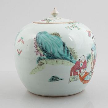 A porcelain urn with cover, China, Qing dynasty, late 19th century.