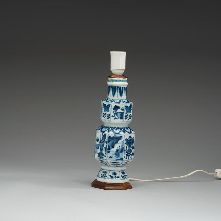A blue and white vase, Qing dynasty, Kangxi (1662-1722).
