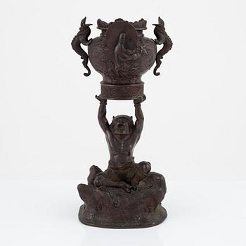 A large Japanese bronze censer, Meiji period (1868-1912).