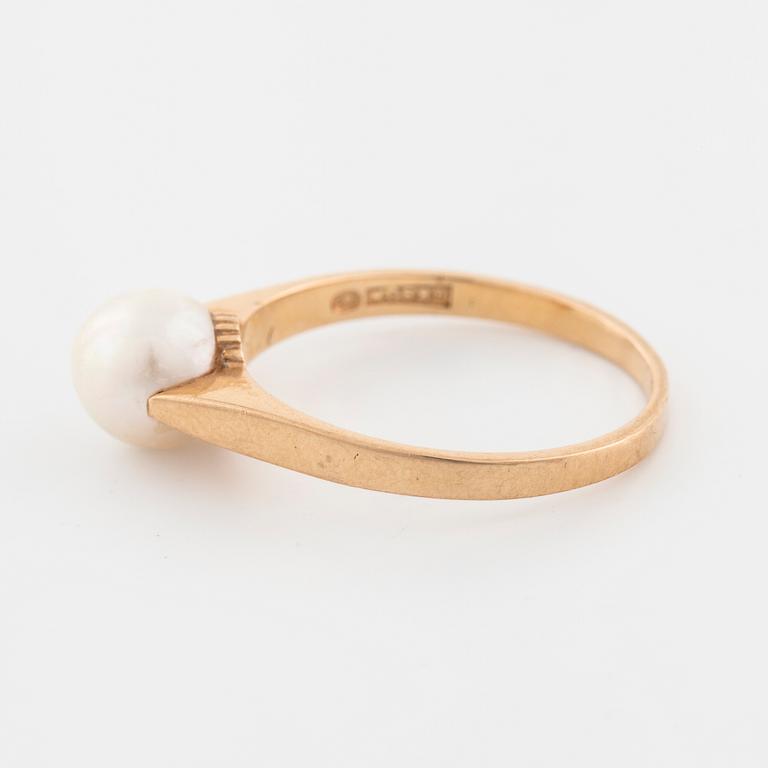 A cultured pearl ring by  Ceson, Göteborg, 1988.
