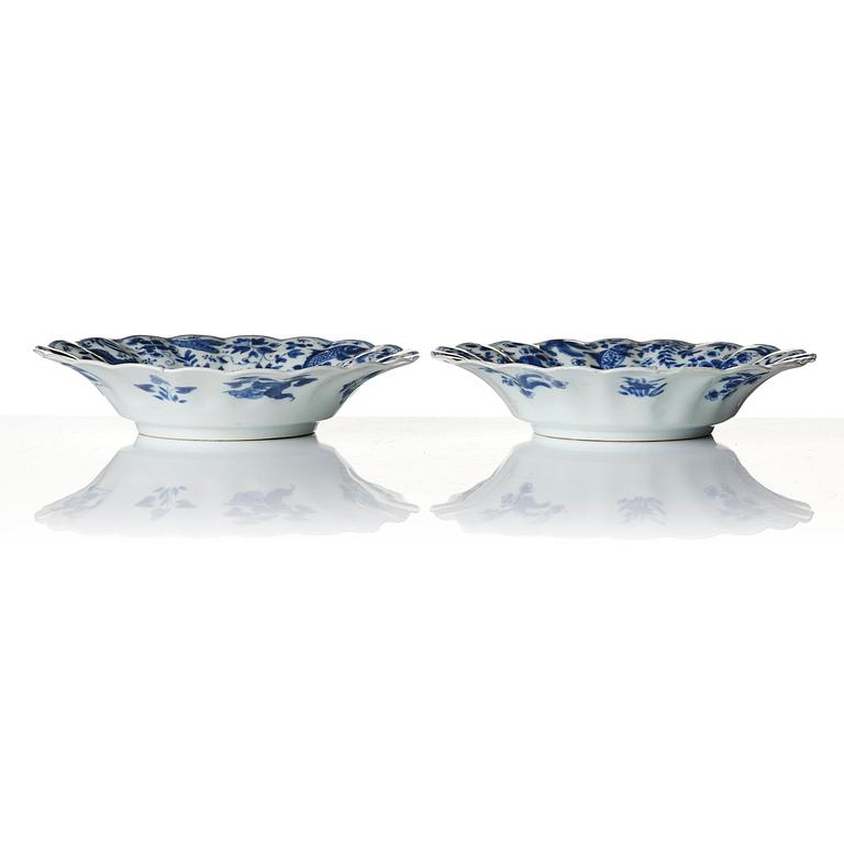 Tallrikar, ett par, porslin. Qingdynastin, Kangxi (1662-1722).