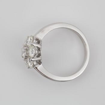 RING, 18k vitguld med briljantslipade diamanter tot ca 2.17ct. Vikt ca 5g.