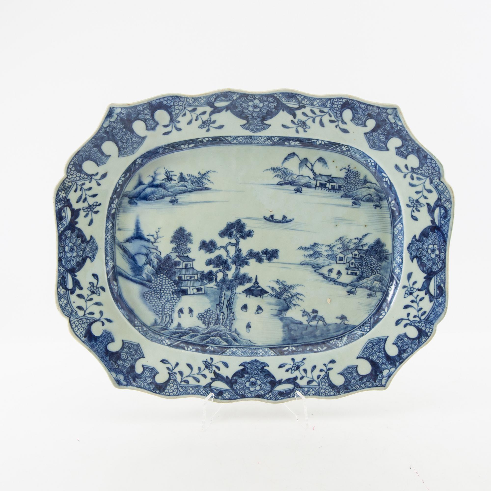 Uppläggningsfat, porslin.Kina, Qingdynastin, Qianlong (1736-95).