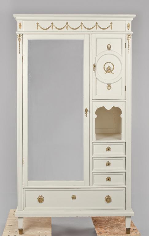 KLÄDSKÅP, gustaviansk stil, 1900-talets första hälft.