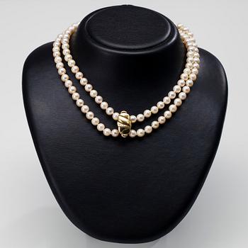PÄRLCOLLIER, låset 18K guld, 6 diamanter, tot. 0,06 ct. 1990.