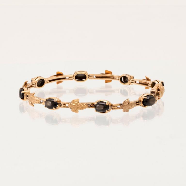 Armband 14K guld med svarta cabochonslipade stjärnsafirer.