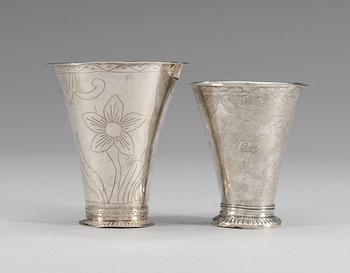 183. BÄGARE, två stycken, silver. Christoffer Baumann, Hudiksvall 1794 och Sven Wibling, Jönköping 1764.