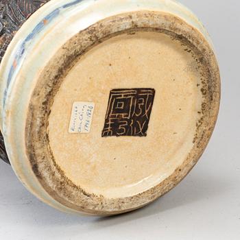 A Chinese ge glazed vase, early 20th century.