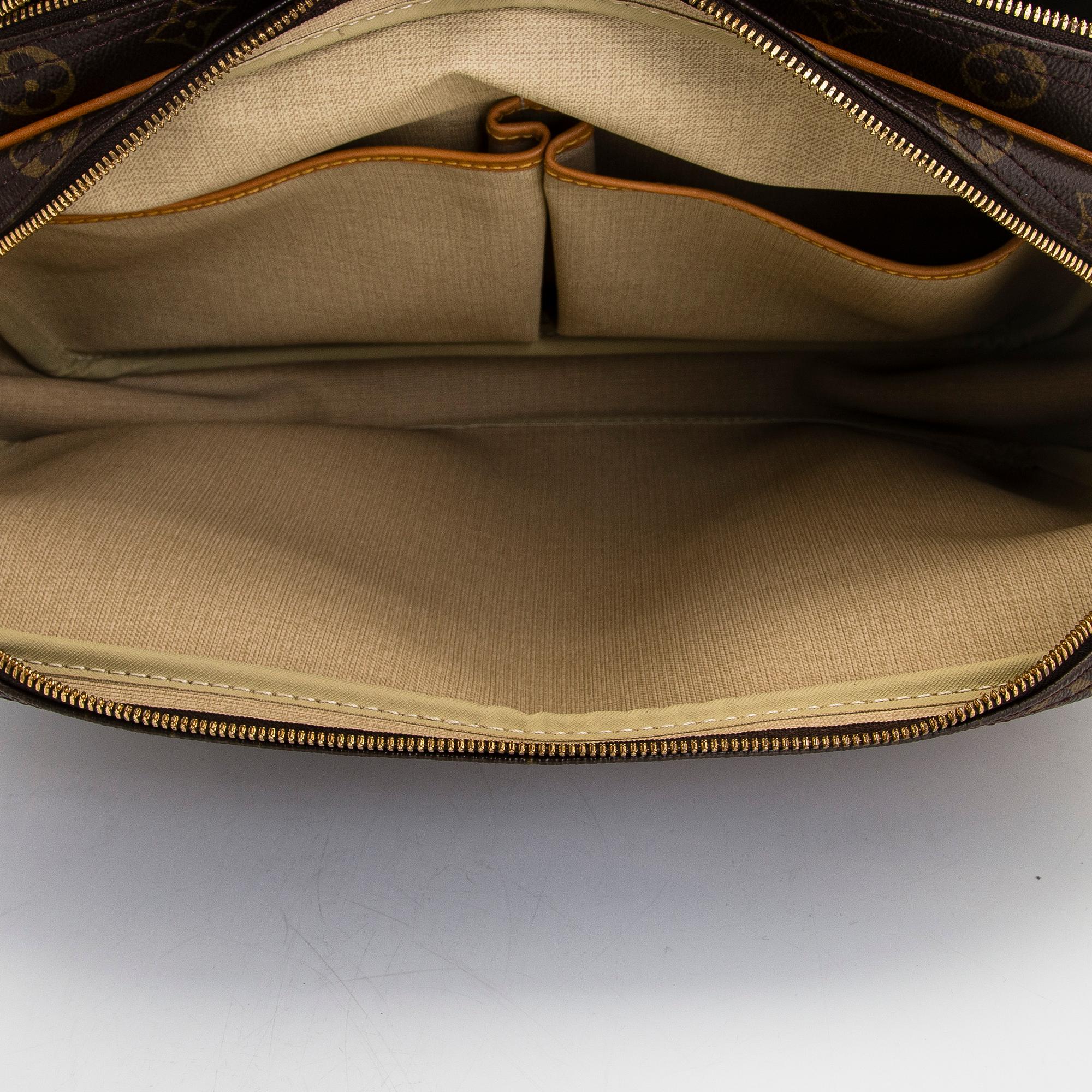 Louis Vuitton, a Monogram Canvas 'Reporter GM' bag.