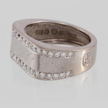 RING, 18K vitguld med briljantslipade diamanter, Heribert Engelbert, Stockholm, 2000. Vikt 6,6 gram.