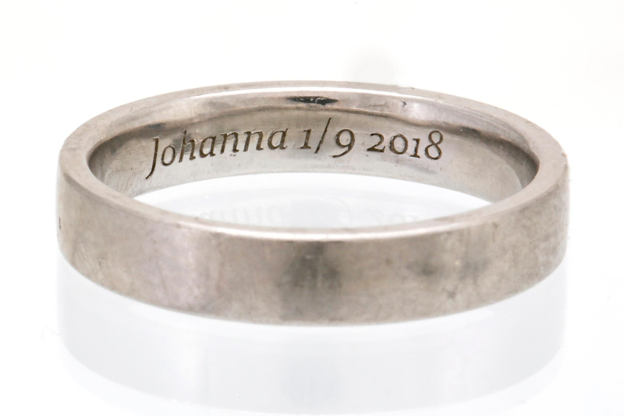 Wedding band platinum, 8,8 g, size approx 58,5, width approx 3 mm, Butler Malmö.