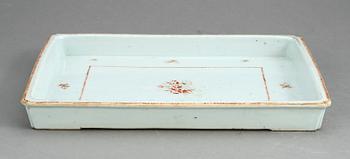 BRICKA, kompaniporslin. Kina, 1700-tal.