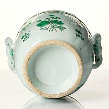 Vinkylare/ytterfoder, ett par, porslin. Qingdynastin, 1700-tal.