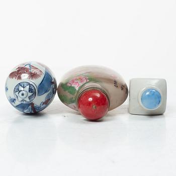 Snusflaskor, tre stycken, porslin och glas, Kina, 1900-tal.