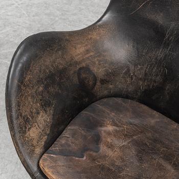 ARNE JACOBSEN, an 'Egg' leather covered easy chair and ottoman, Fritz Hansen, Denmark.