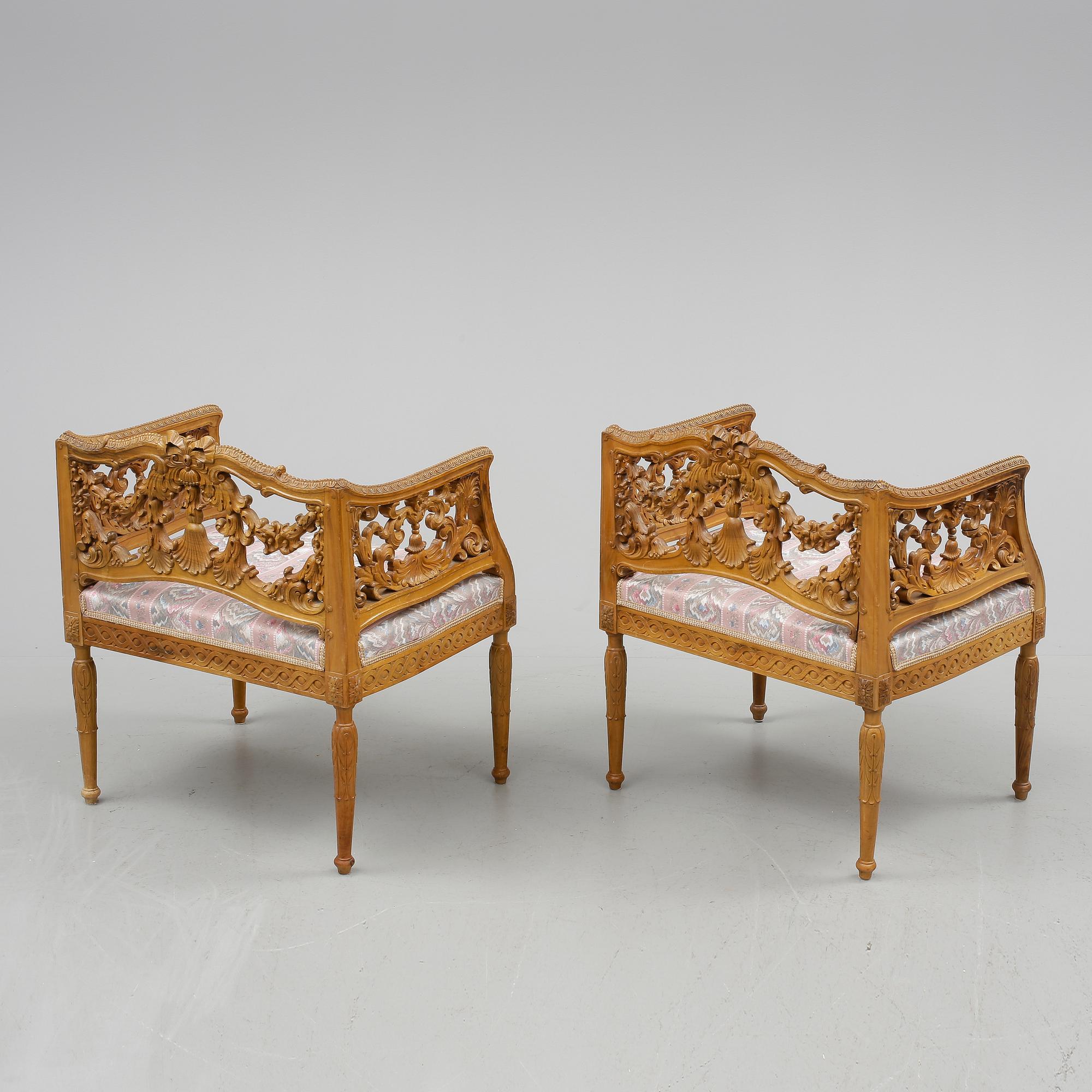 KARMSTOLAR, ett par. Gustaviansk stil. 1900-tal.