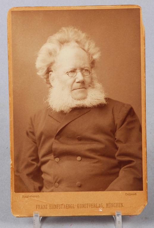 PORTRÄTTFOTOGRAFI MED AUTOGRAF av Henrik Ibsen, Franz Hanfstaengl Kunstverlag, München. Dat Kristiania 20 maj 1896 á tergo.