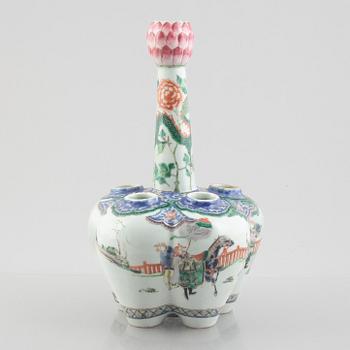 A Chinese famille rose tulip vase, late Qingdynasty / early 20th century.