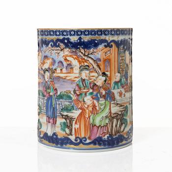 Mugg samt två muggar med lock, porslin, Kina, Qingdynastin, 1700-1800-tal.