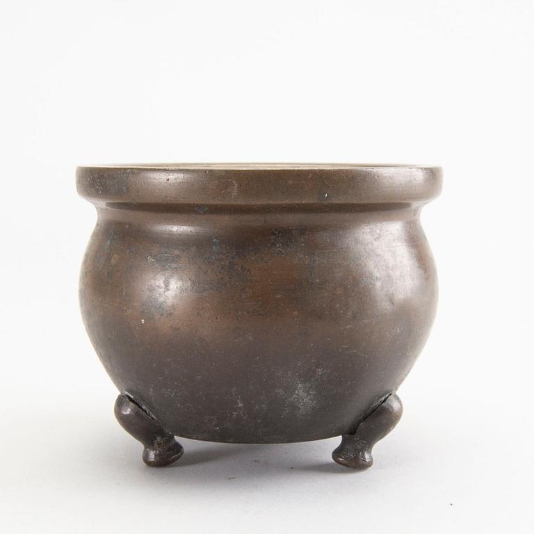 A Chines 19th/20th century bronze censer.