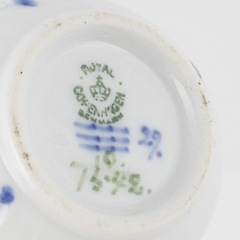 Crèmekoppar 12 st, samt fem fat, "Blå blomst", porslin, Royal Copenhagen, Danmark.