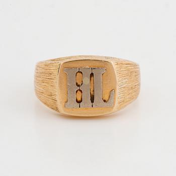 18K gold ring.