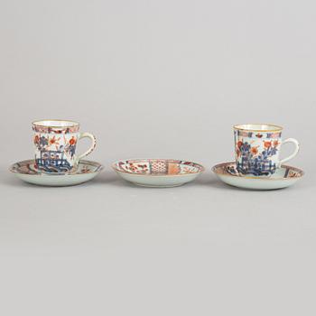 A set with two imari cups with stands (one extra stand), Qing dynasty, 18th Century.