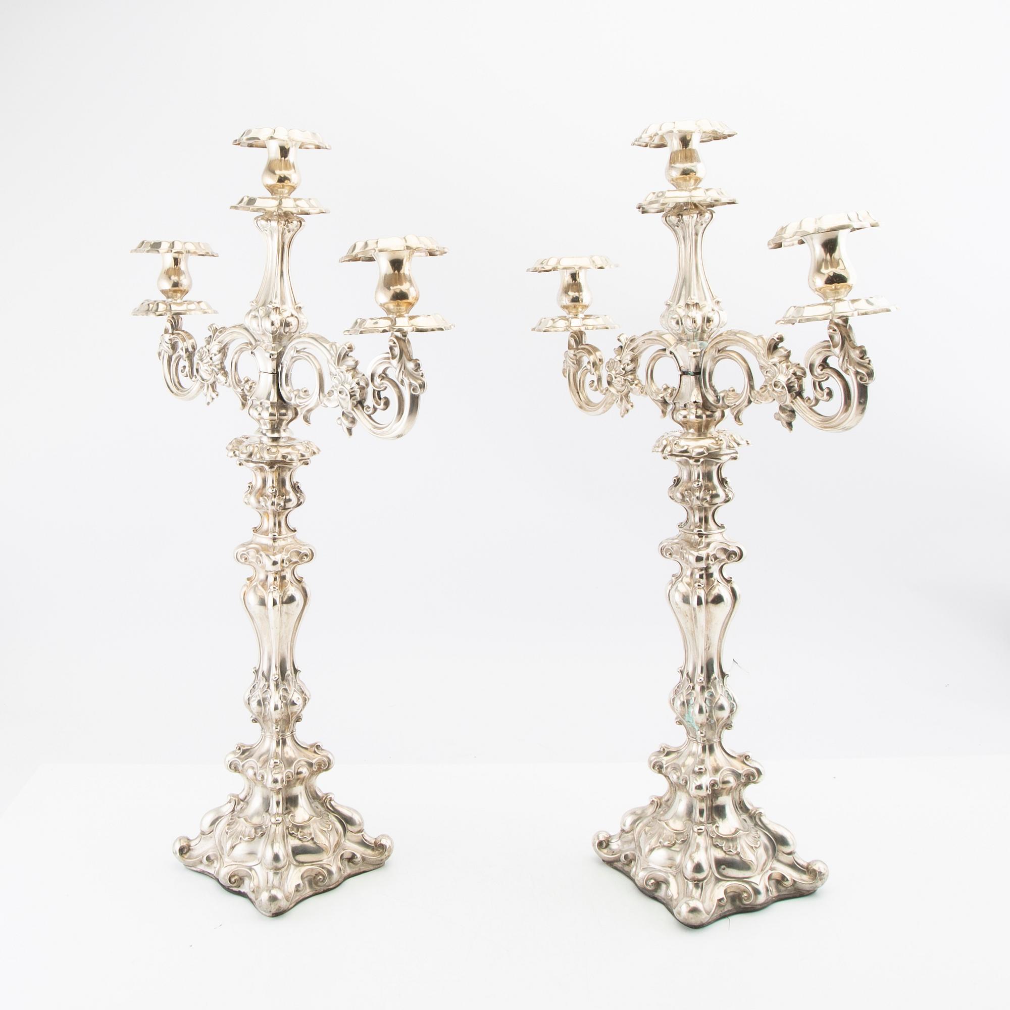 Kandelabrar ett par nyrokoko nysilver omkring 1900.
