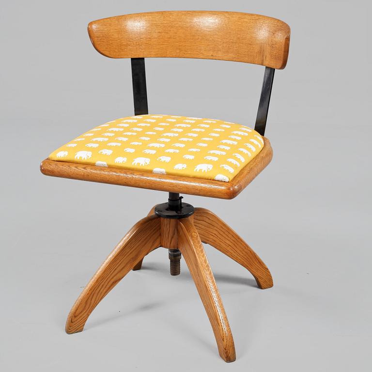 SKRIVBORDSSTOL, omkring 1900-talets mitt.