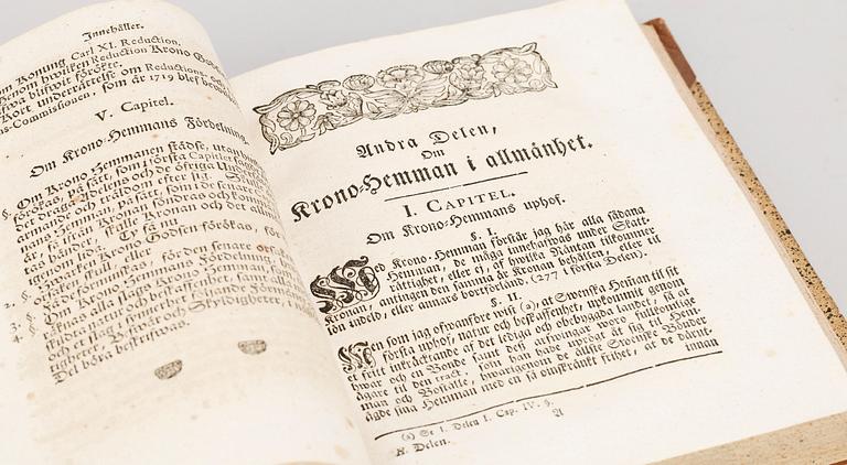 BÖCKER, ett band med 2+1, bla "Beskrifning om Swenska Hemman och Jordagods" av Anders Botin, Stockholm 1755.