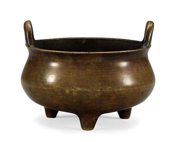 A Chinese bronze censer with Xuande´s six characters mark.