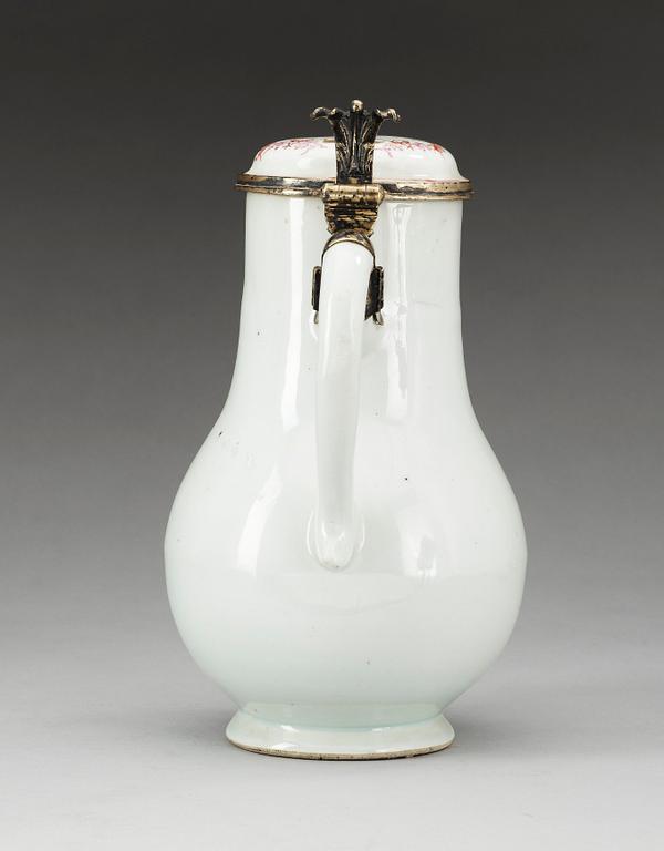 KANNA med LOCK, kompaniporslin med samtida förgylld silvermontering. Qing dynastin, Qianlong (1736-95).