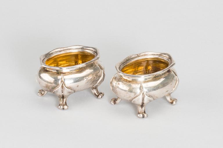 SALTKAR, silver, ett par. London1856-87, England. Total vikt ca 214 gr.
