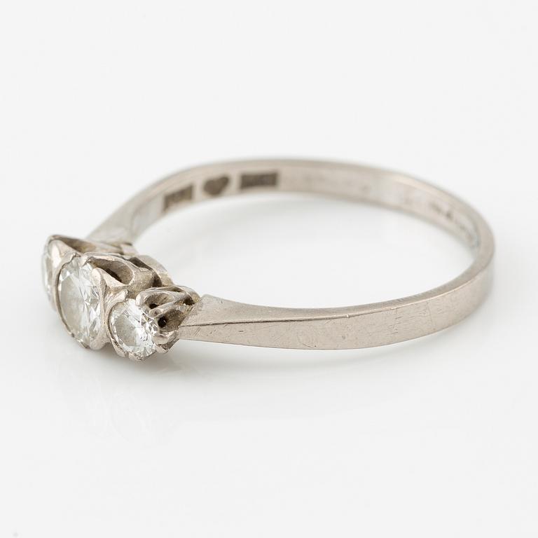 Ring, 18K white gold set with three brilliant-cut diamonds.