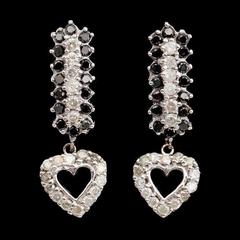 ÖRHÄNGEN, 1 par, 14 k vitguld, vita och svarta diamanter tot 2.33 ct.