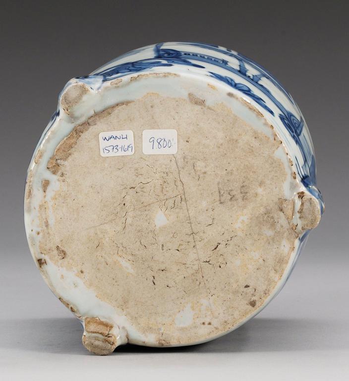 A blue and white tripod censer, Ming dynasty, Wanli (1573-1613).