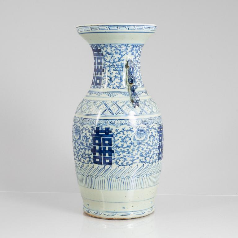 A blue and white porcelain vase, China, late Qingdynasty.